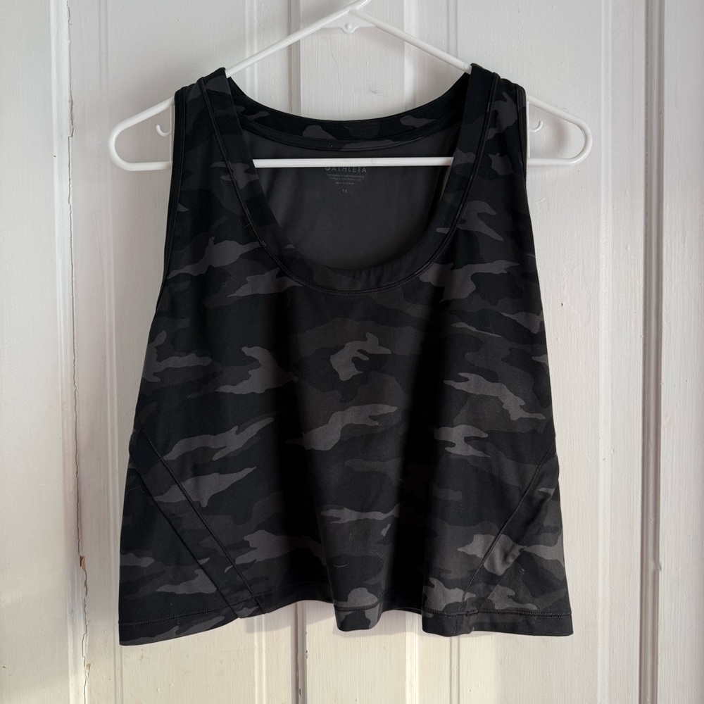 Athleta Shanti Crop tank in black and grey Camouflage size 1x